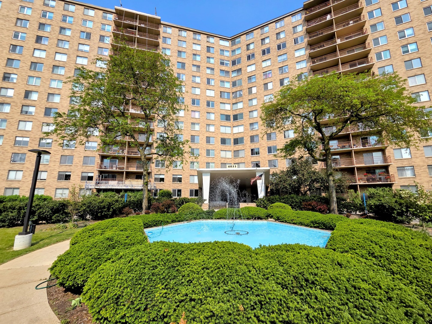 6833 N Kedzie Avenue 816