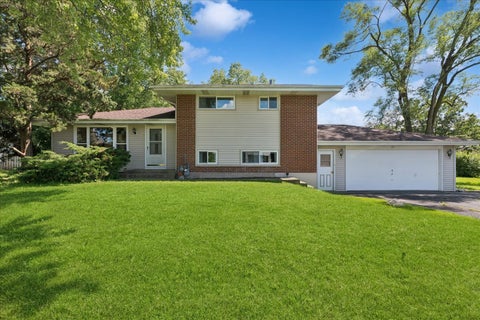3 beds bed, 2.5 baths bath property at 61 Miller Road, Lake Zurich, IL 60047