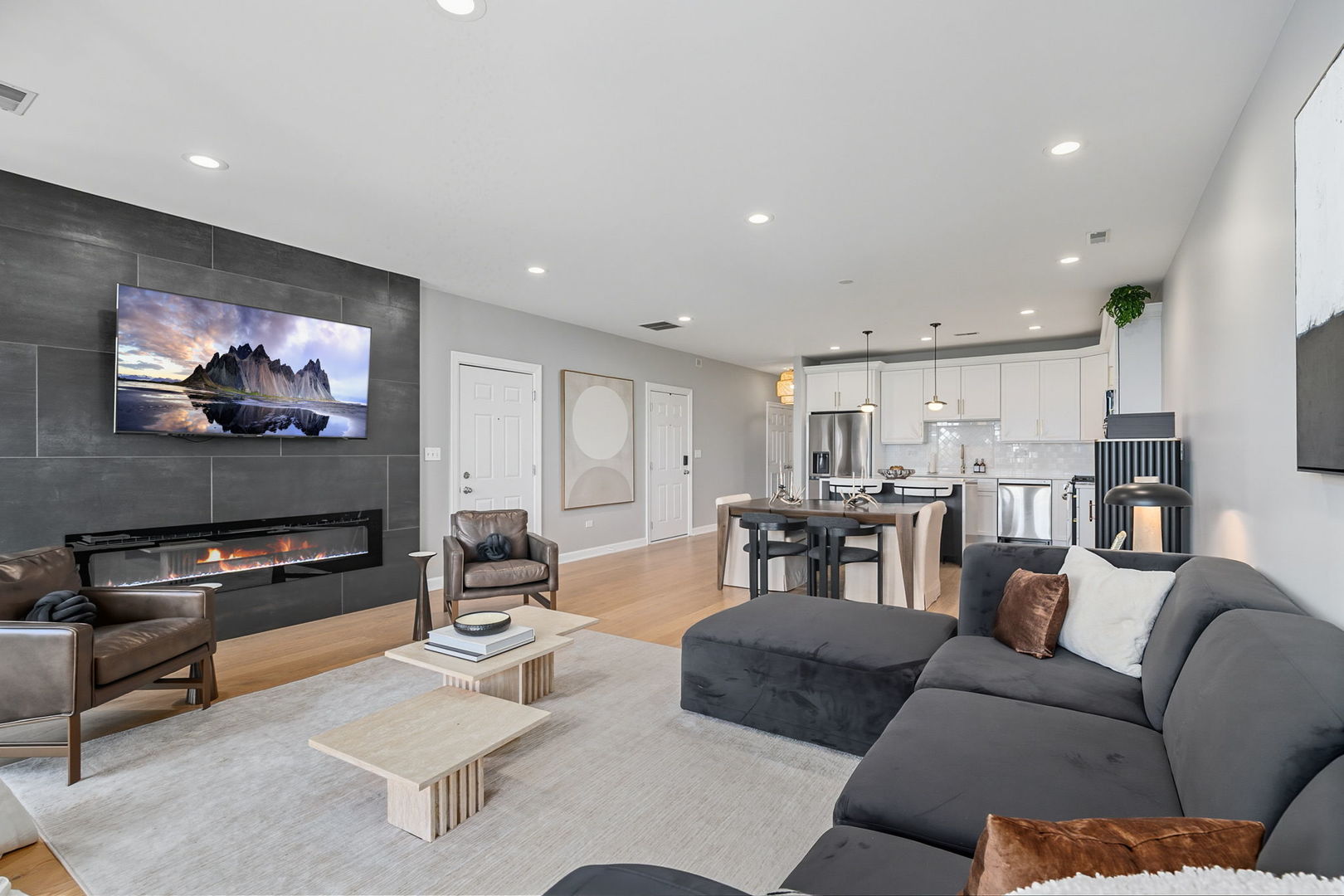 Chicago, Illinois 60657, United States, 2 Bedrooms Bedrooms, ,2 BathroomsBathrooms,Residential,Active,224109