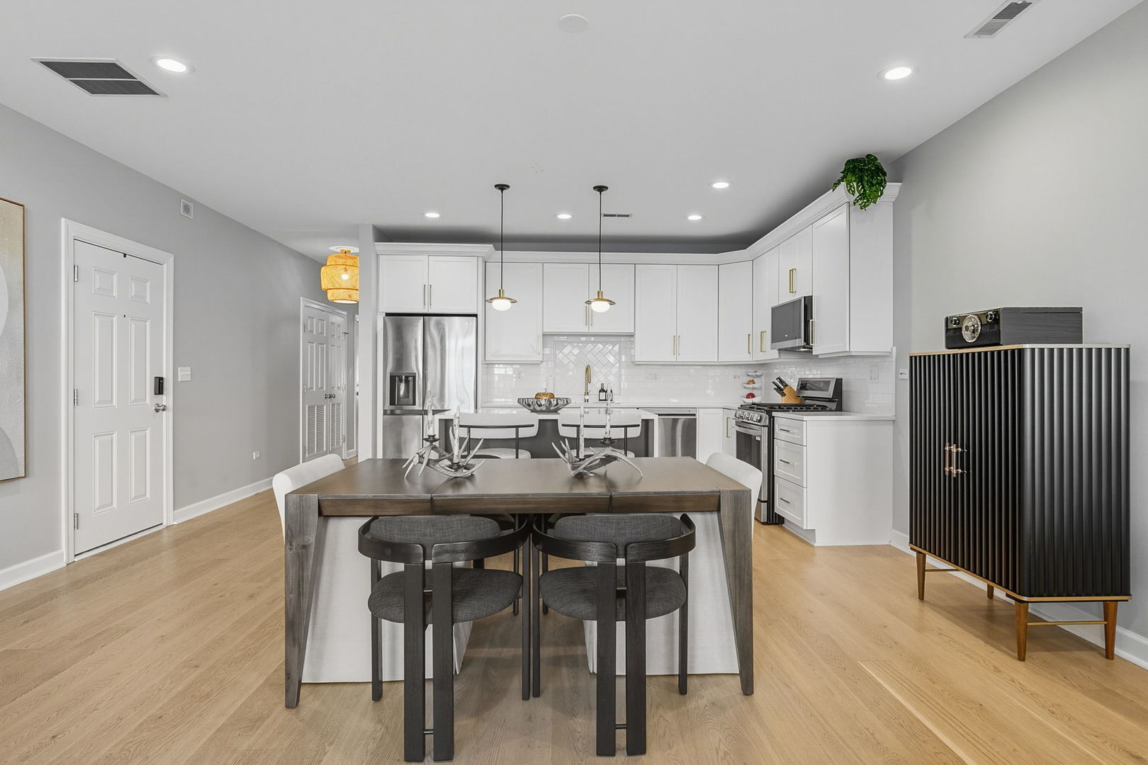 Chicago, Illinois 60657, United States, 2 Bedrooms Bedrooms, ,2 BathroomsBathrooms,Residential,Active,224109