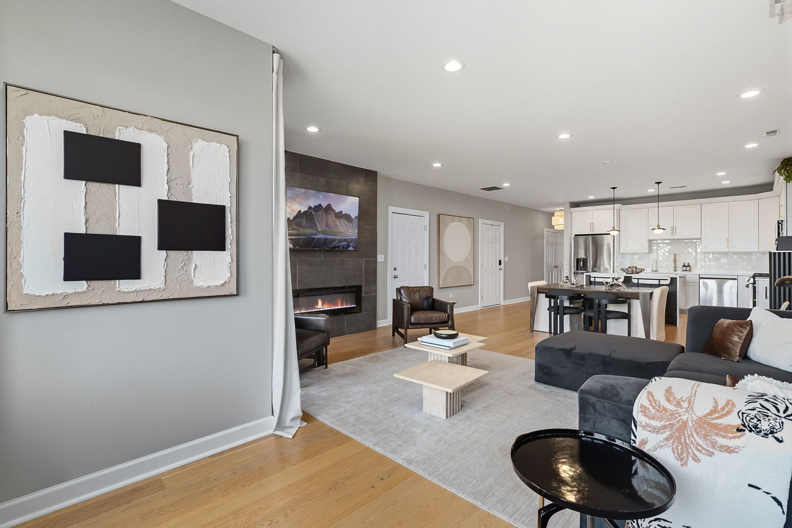 Chicago, Illinois 60657, United States, 2 Bedrooms Bedrooms, ,2 BathroomsBathrooms,Residential,Active,224109