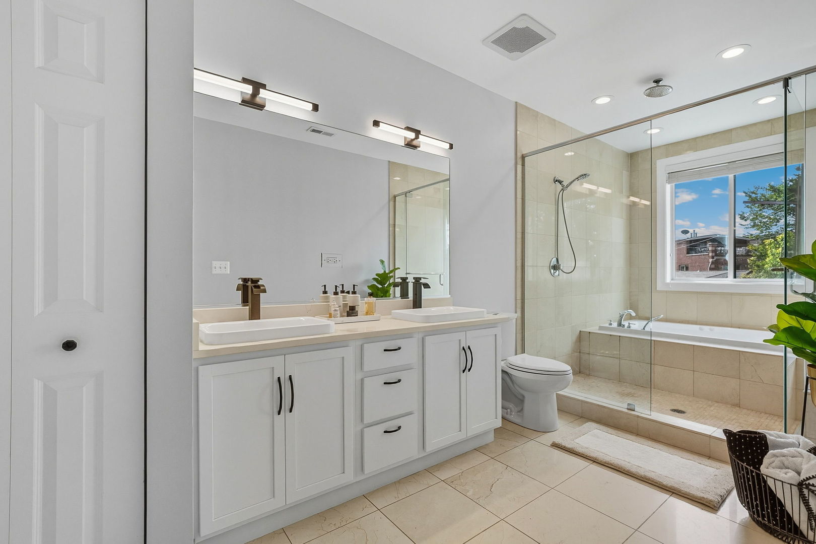 Chicago, Illinois 60657, United States, 2 Bedrooms Bedrooms, ,2 BathroomsBathrooms,Residential,Active,224109