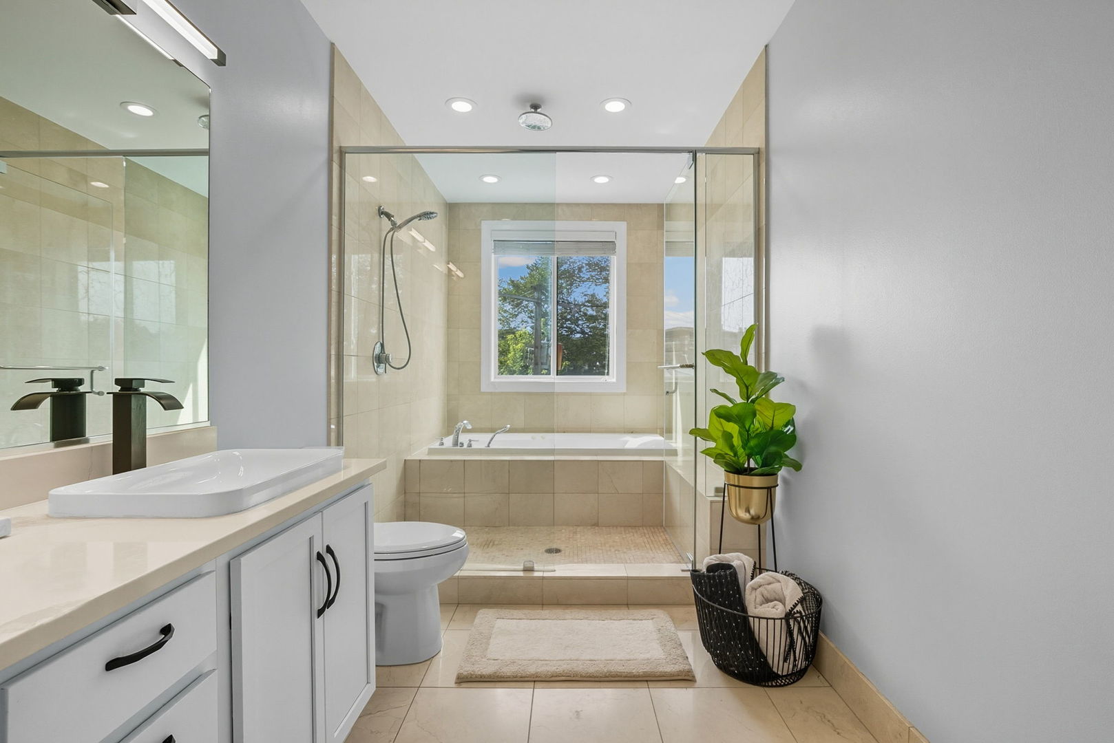 Chicago, Illinois 60657, United States, 2 Bedrooms Bedrooms, ,2 BathroomsBathrooms,Residential,Active,224109