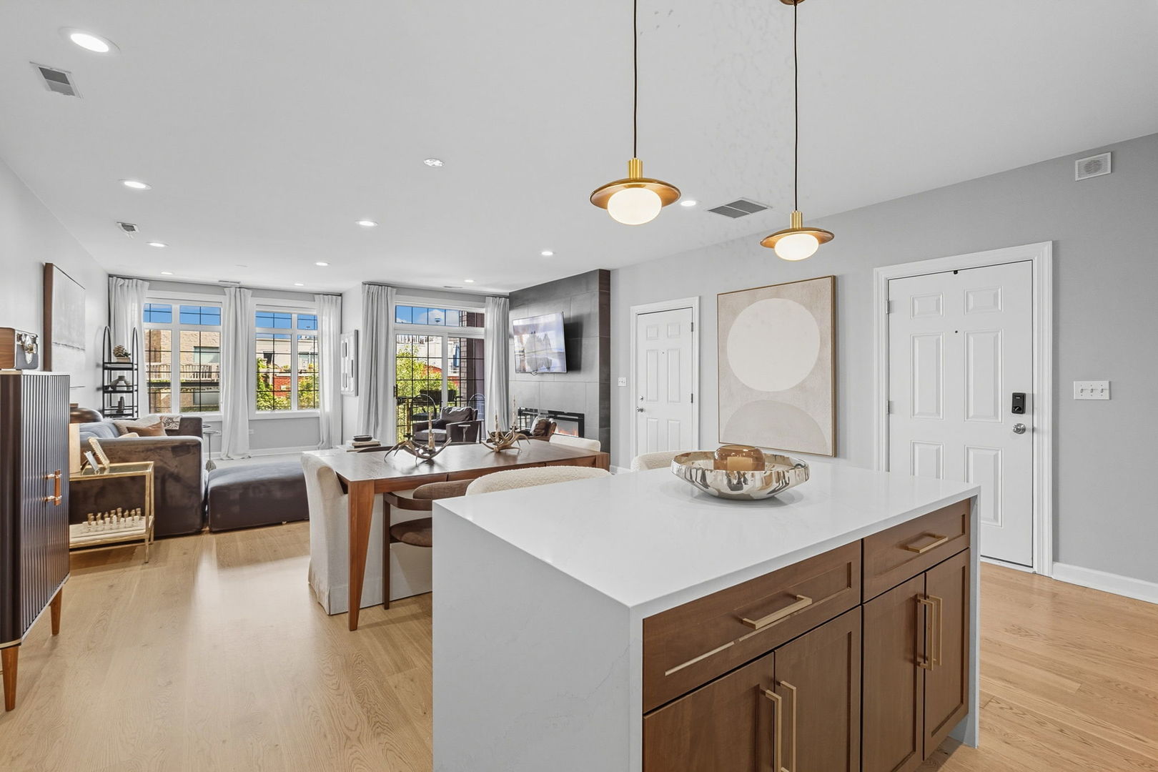 Chicago, Illinois 60657, United States, 2 Bedrooms Bedrooms, ,2 BathroomsBathrooms,Residential,Active,224109