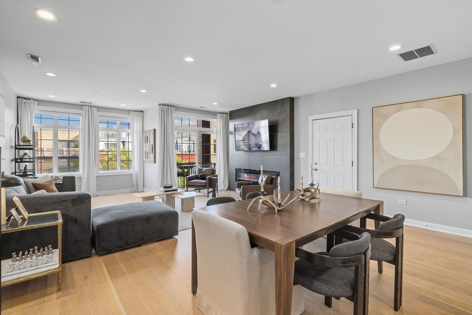 Chicago, Illinois 60657, United States, 2 Bedrooms Bedrooms, ,2 BathroomsBathrooms,Residential,Active,224109