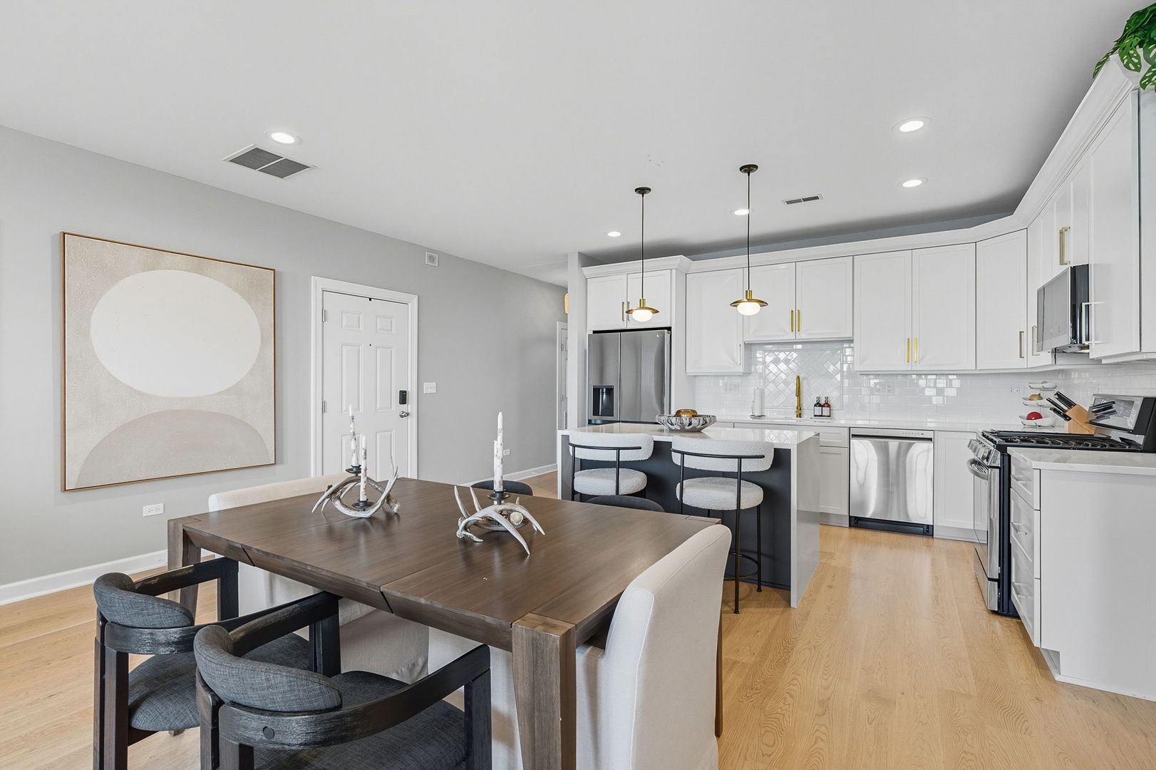 Chicago, Illinois 60657, United States, 2 Bedrooms Bedrooms, ,2 BathroomsBathrooms,Residential,Active,224109