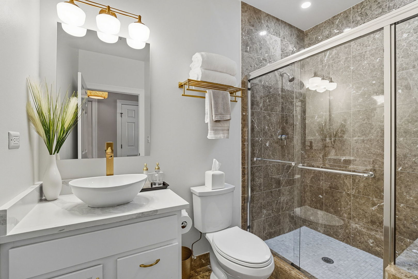 Chicago, Illinois 60657, United States, 2 Bedrooms Bedrooms, ,2 BathroomsBathrooms,Residential,Active,224109