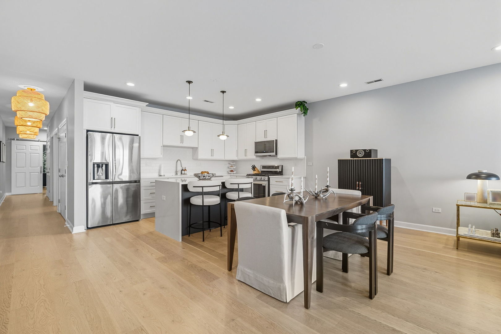 Chicago, Illinois 60657, United States, 2 Bedrooms Bedrooms, ,2 BathroomsBathrooms,Residential,Active,224109