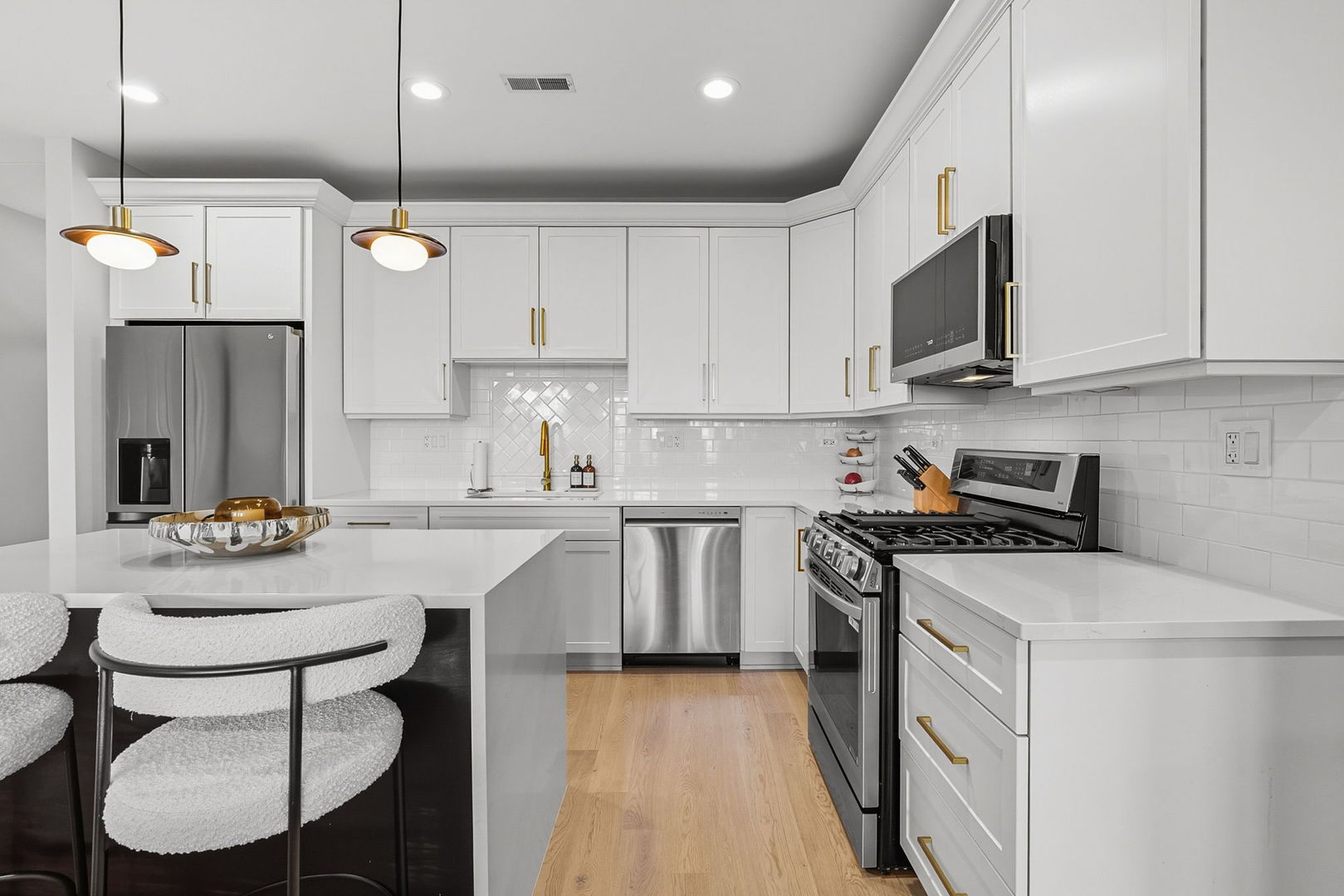 Chicago, Illinois 60657, United States, 2 Bedrooms Bedrooms, ,2 BathroomsBathrooms,Residential,Active,224109