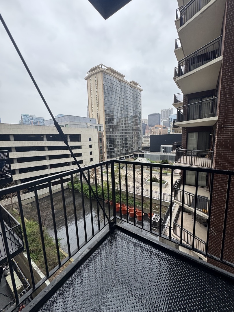 40 E 9th Street 907