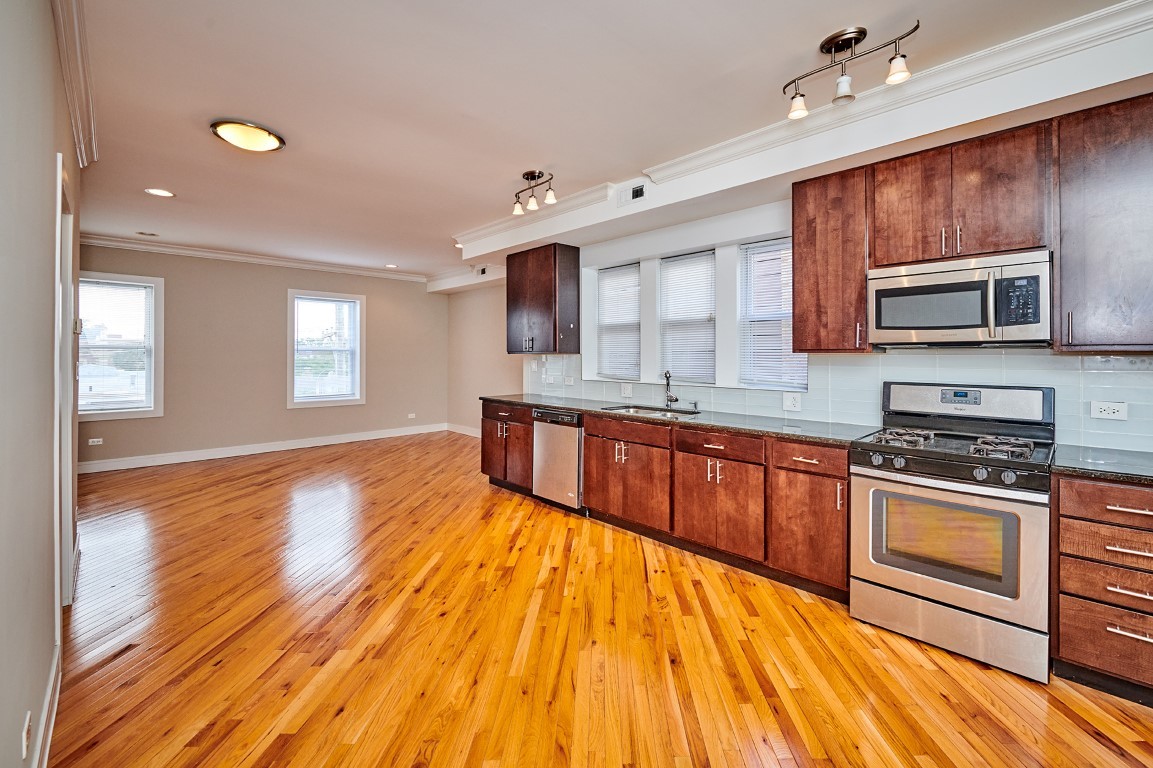 6134 N Washtenaw Avenue 2R