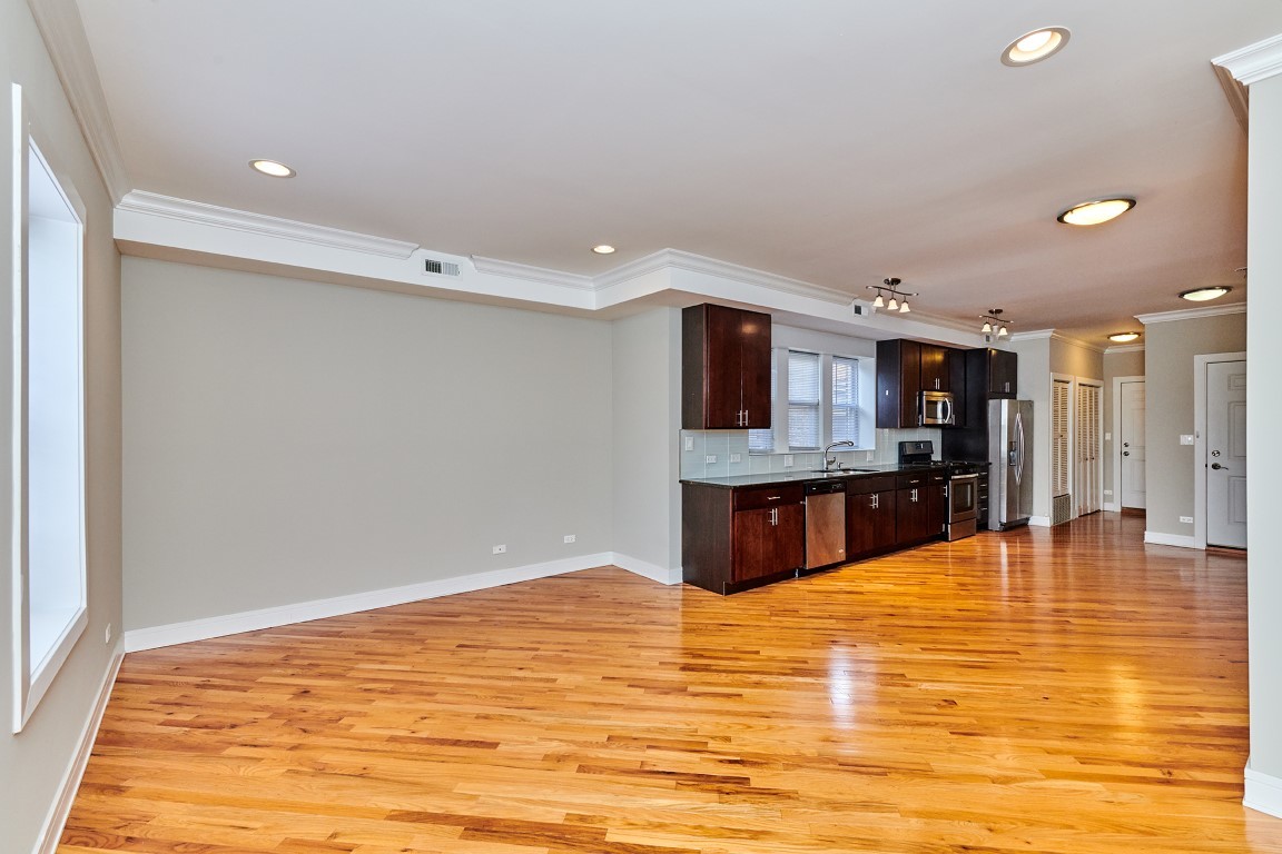 6134 N Washtenaw Avenue 2R