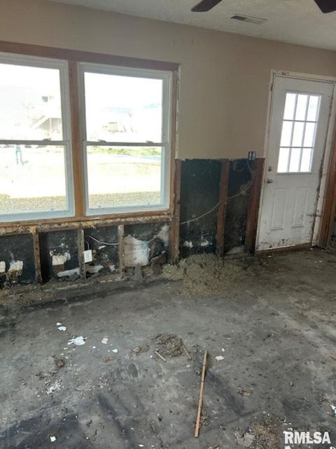 Tiny photo for 17122 10TH Avenue N, East Moline, IL 61244 (MLS # QC4269563)