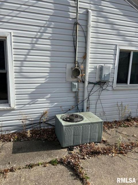 Tiny photo for 17122 10TH Avenue N, East Moline, IL 61244 (MLS # QC4269563)