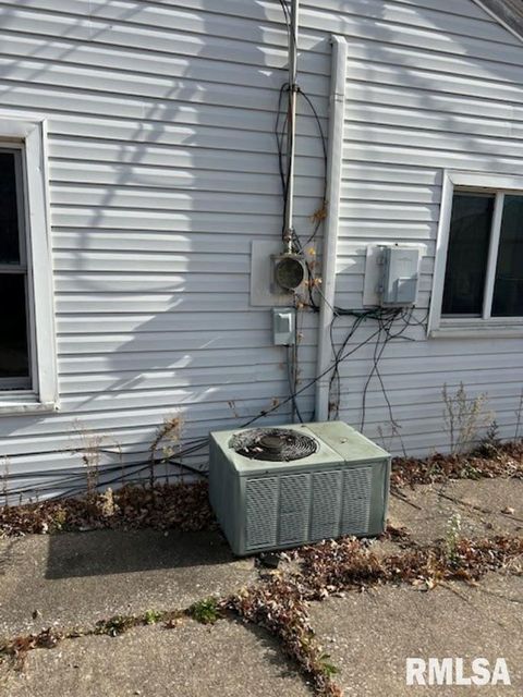 Tiny photo for 17122 10TH Avenue N, East Moline, IL 61244 (MLS # QC4269563)