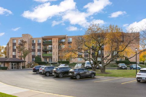 Tiny photo for 1101 S Hunt Club Drive #414, Mount Prospect, IL 60056 (MLS # 12557621)