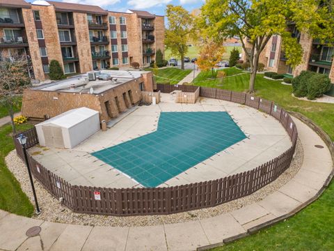 Tiny photo for 1101 S Hunt Club Drive #414, Mount Prospect, IL 60056 (MLS # 12557621)