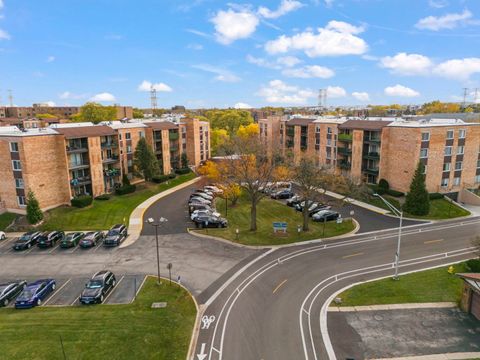 Tiny photo for 1101 S Hunt Club Drive #414, Mount Prospect, IL 60056 (MLS # 12557621)