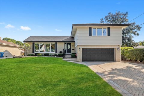Photo of 142 E QUINCY Street, Elmhurst, IL 60126 (MLS # 12475333)