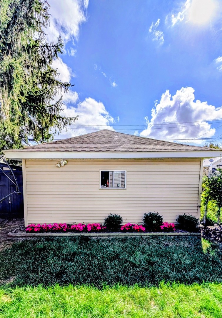 6005 W Waveland Avenue