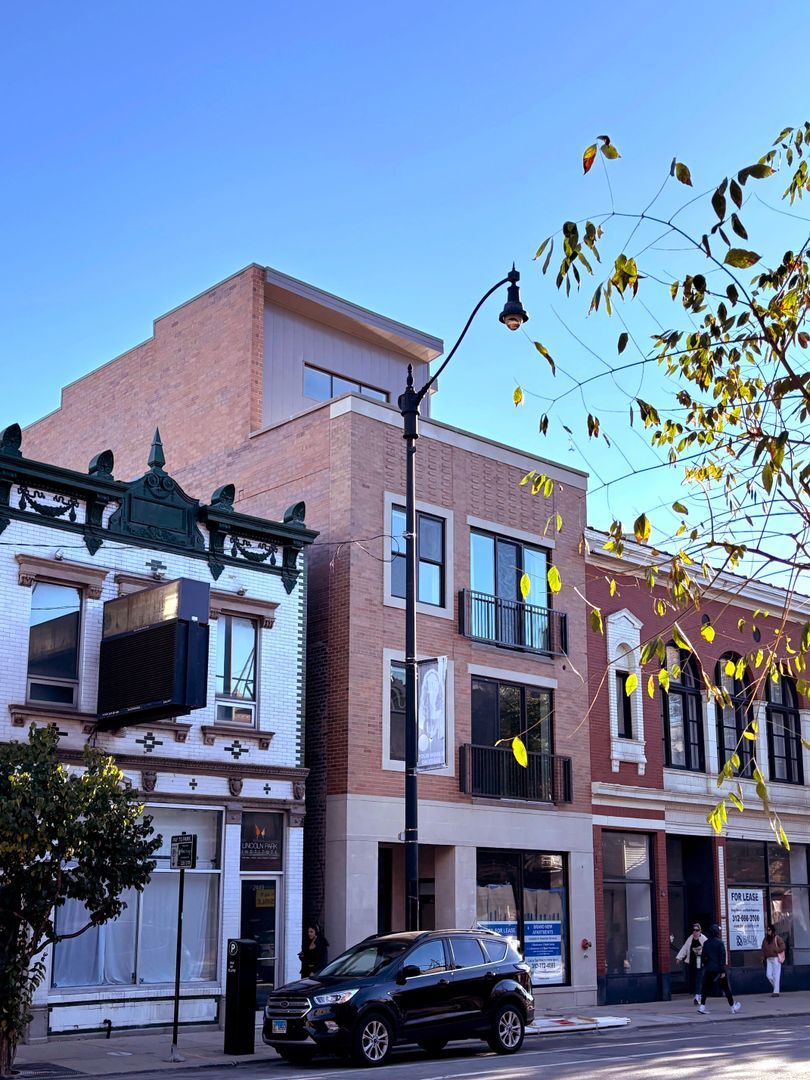 2445 N Lincoln Avenue 1