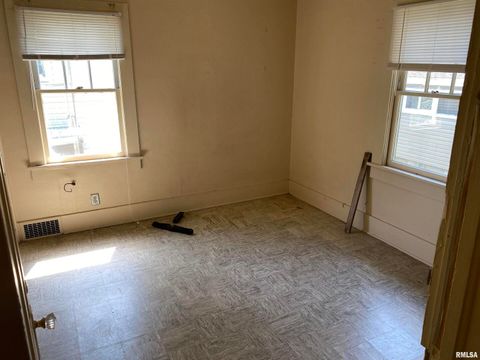 Tiny photo for 403 W CHERRY Street, Carbondale, IL 62901 (MLS # EB445362)