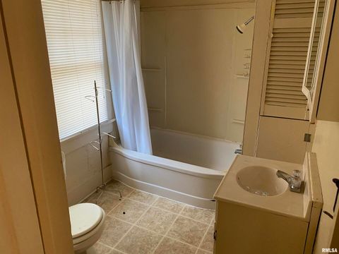 Tiny photo for 403 W CHERRY Street, Carbondale, IL 62901 (MLS # EB445362)