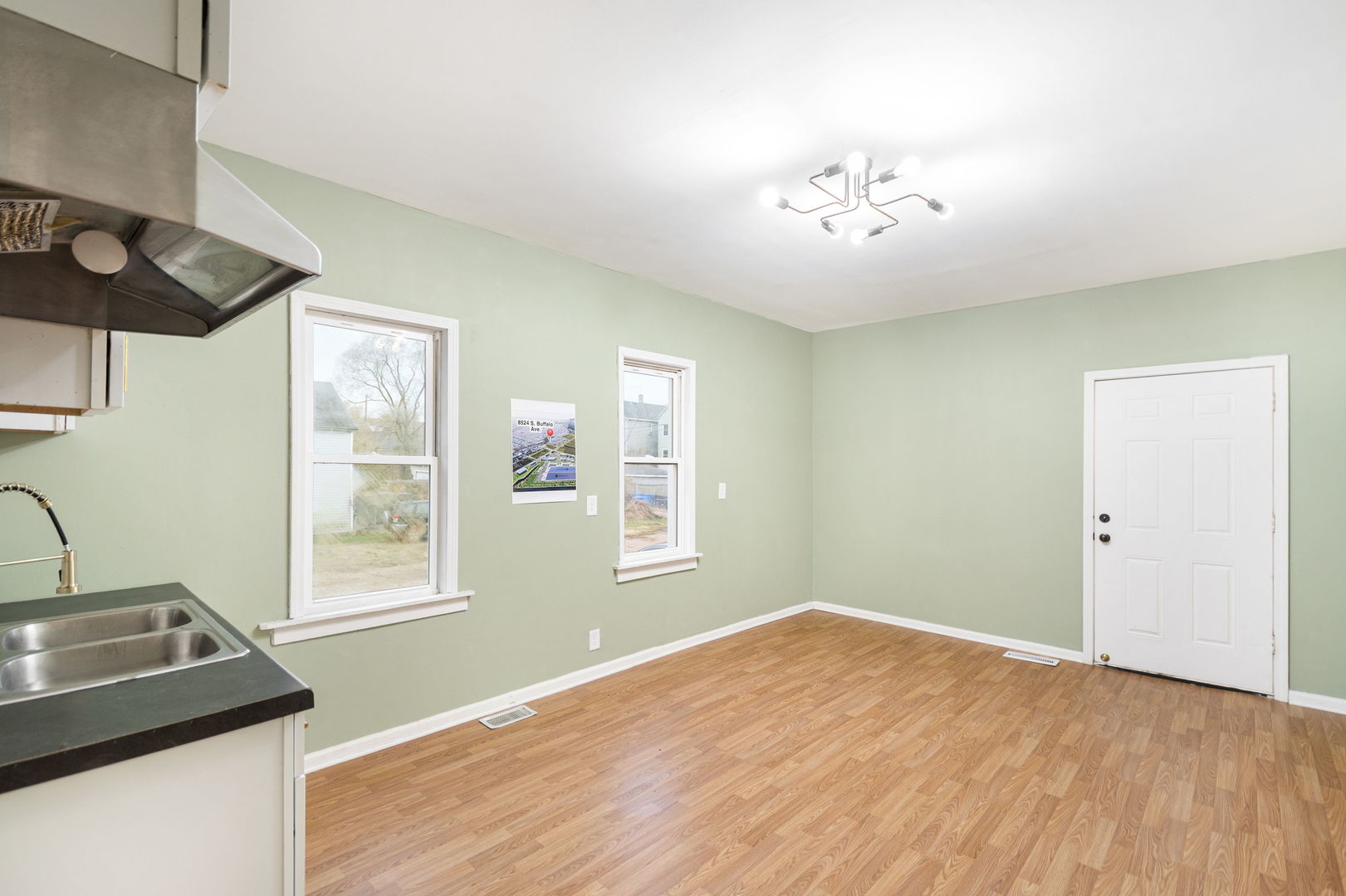 8524 S BUFFALO Avenue