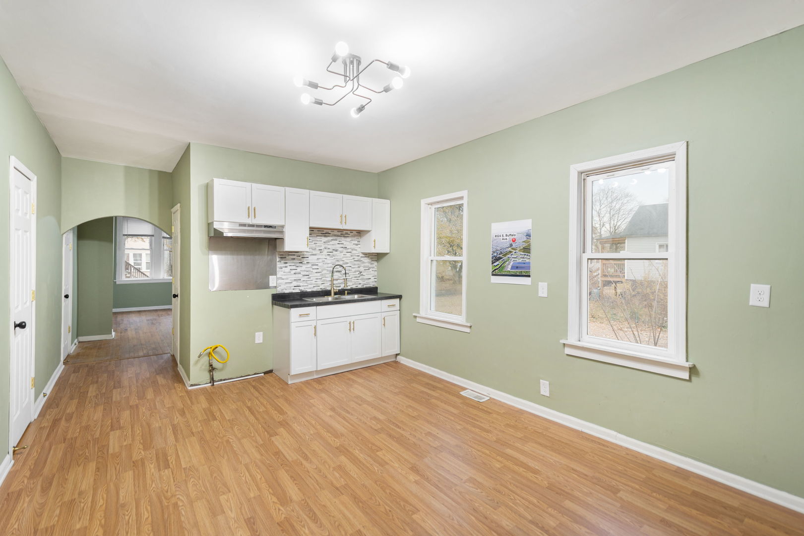 8524 S BUFFALO Avenue