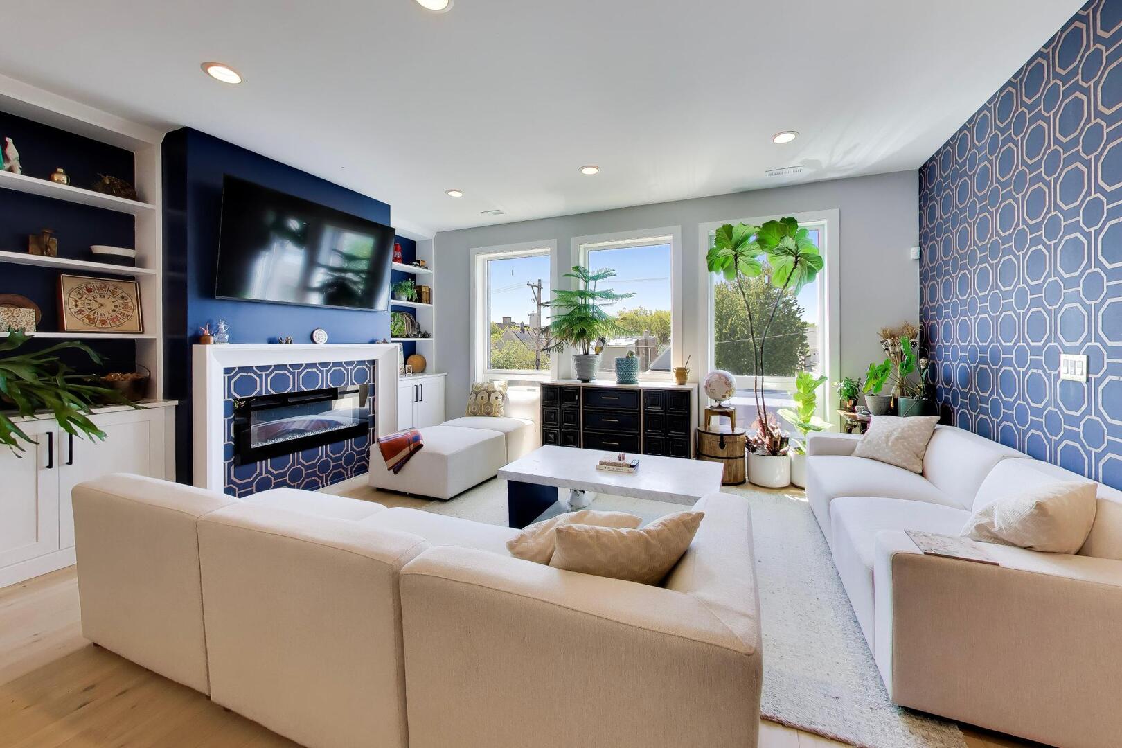 2437 W Foster Avenue 202