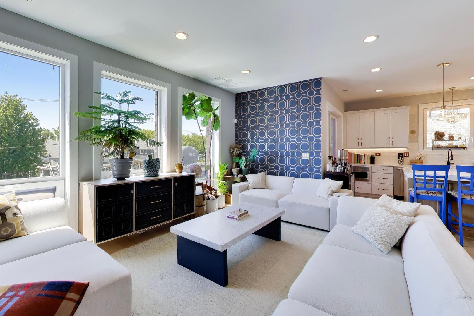 2437 W Foster Avenue 202