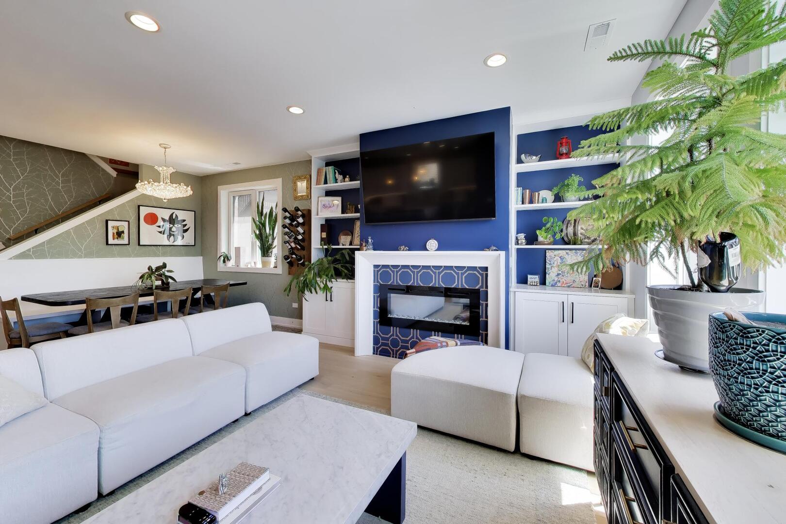 2437 W Foster Avenue 202