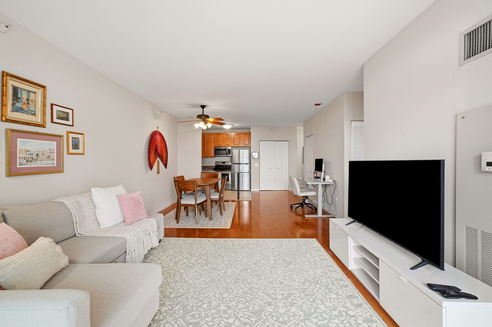 125 S JEFFERSON Street 2610