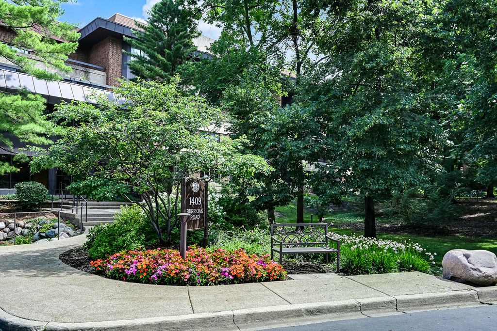 Photo for 1409 Burr Oak Road #414A, Hinsdale, IL 60521 (MLS # 12414085)