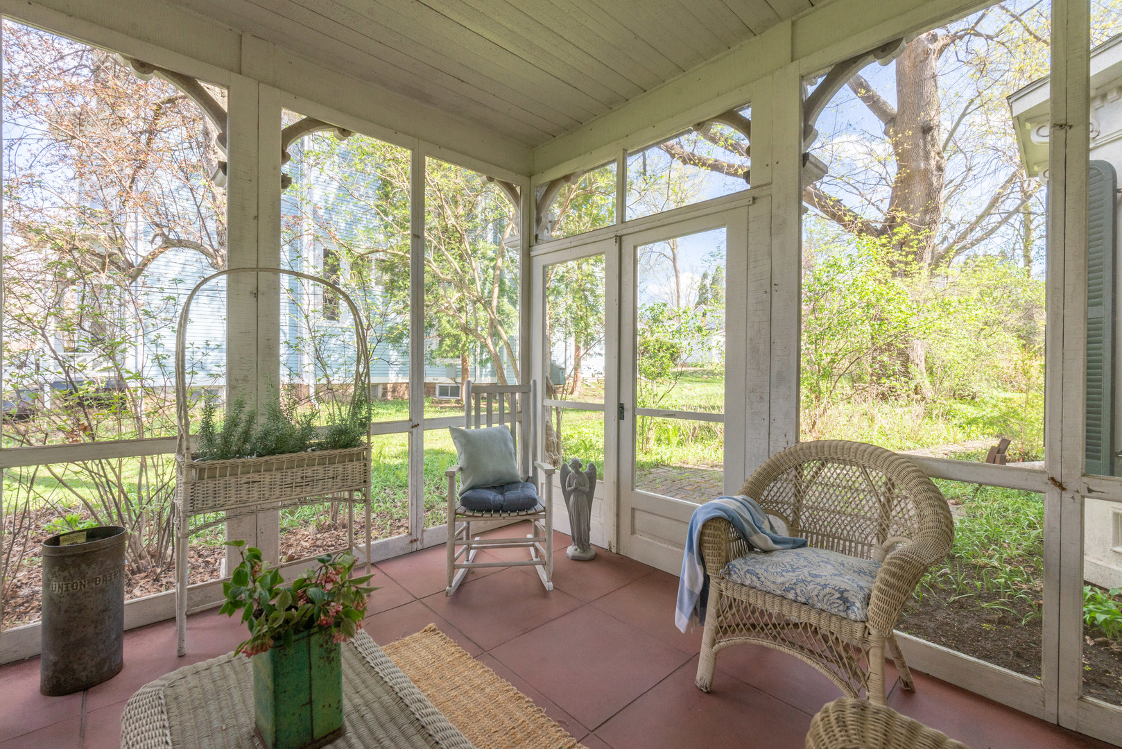 855 W Stephenson Street