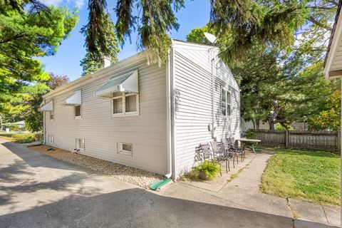 Tiny photo for 309 E Naperville Road, Westmont, IL 60559 (MLS # 12498389)