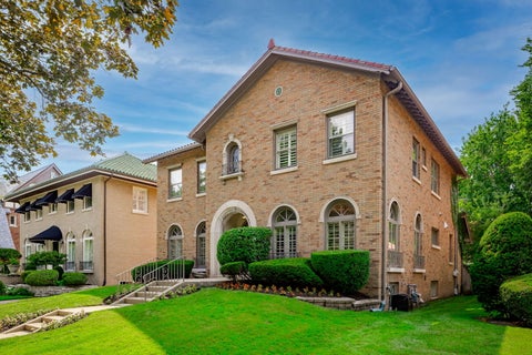 Tiny photo for 1135 N Kenilworth Avenue, Oak Park, IL 60302 (MLS # 12729647)
