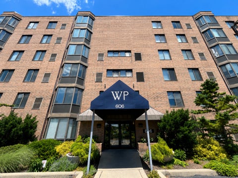 Photo of 606 E Woodland Park Avenue #306, Chicago, IL 60616 (MLS # 12692886)