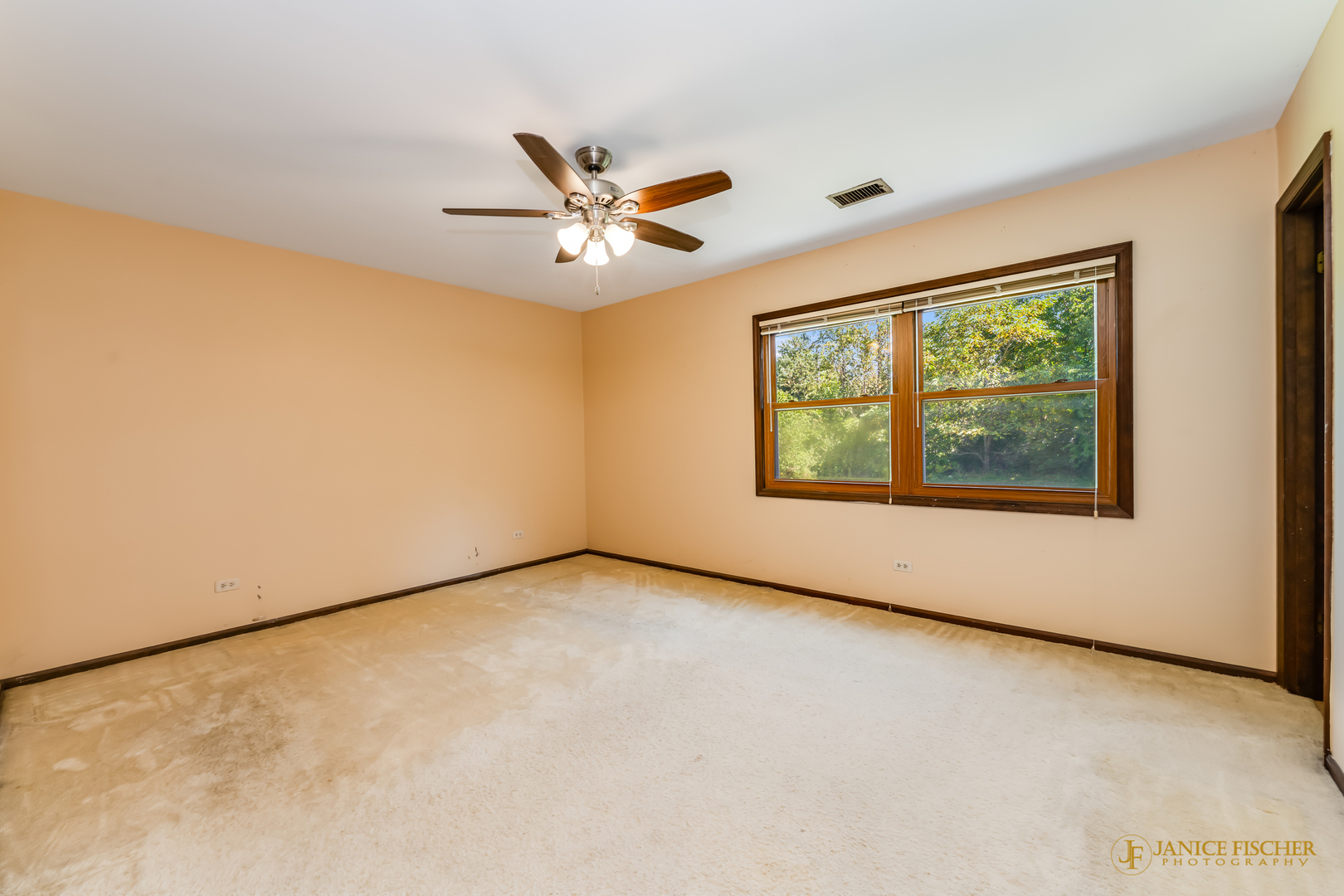 Crystal Lake, Illinois 60014, United States, 4 Bedrooms Bedrooms, ,3 BathroomsBathrooms,Residential,Contingent,212361