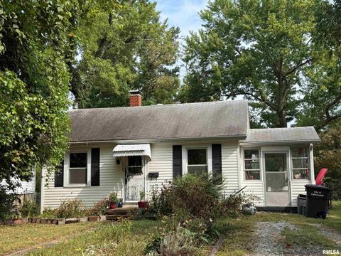 Photo of 1010 W Walkup Avenue, Carbondale, IL 62901 (MLS # EB460278)