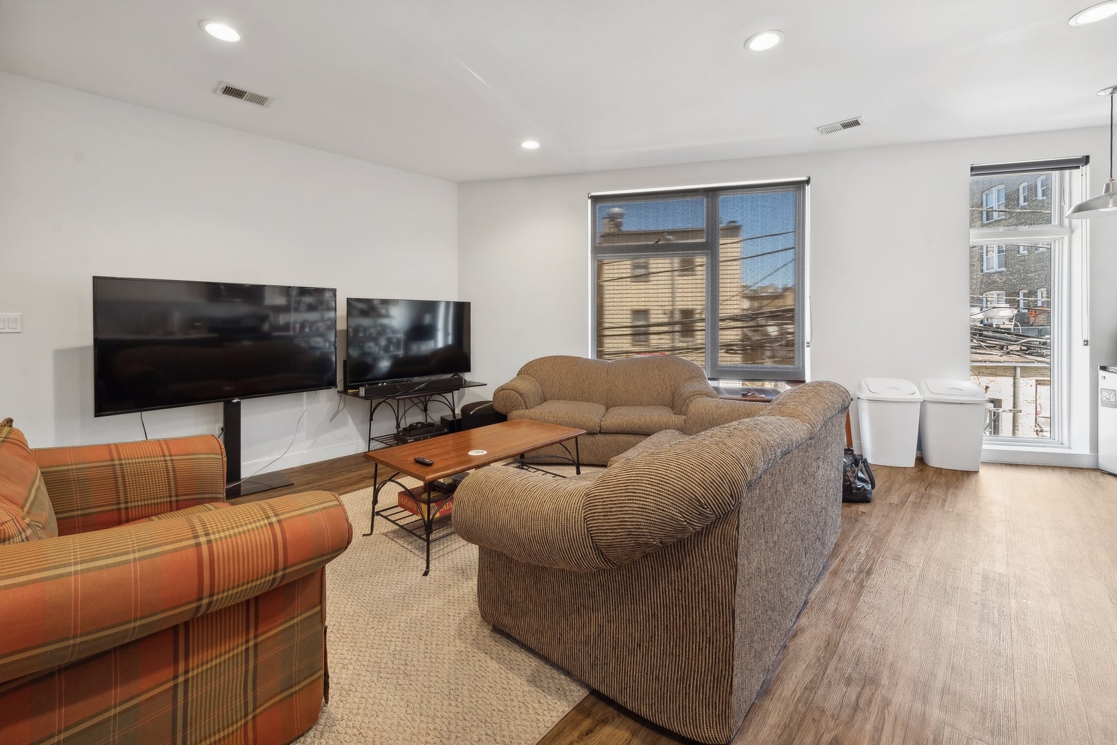 1045 W Cornelia Avenue 404