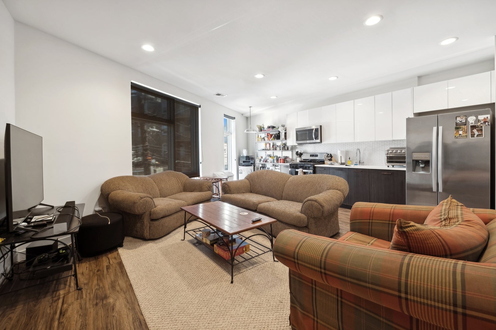 1045 W Cornelia Avenue 404