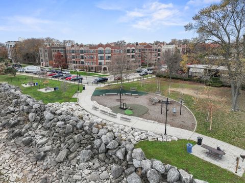 Tiny photo for 628 Sheridan Square #2, Evanston, IL 60202 (MLS # 12523356)