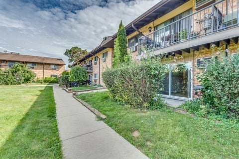 Tiny photo for 840 E Old Willow Road #112, Prospect Heights, IL 60070 (MLS # 12766876)