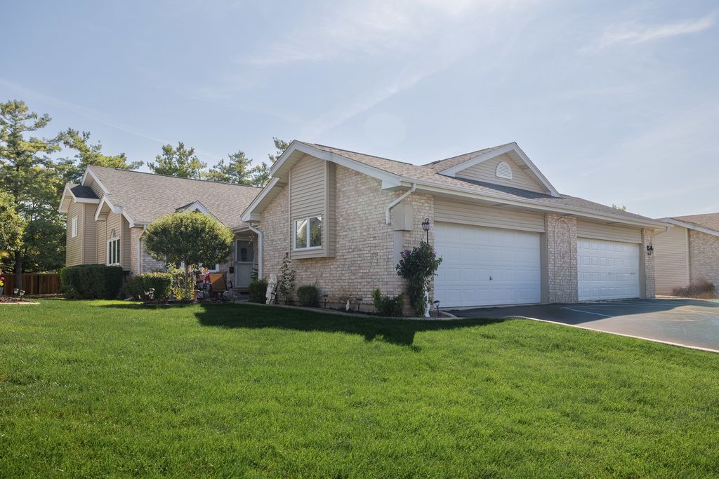 Photo for 16231 Lake Villa Avenue, Tinley Park, IL 60477 (MLS # 12476543)