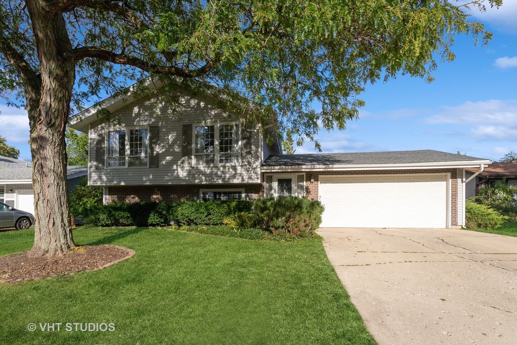 Photo for 208 Flagstaff Drive, Bolingbrook, IL 60440 (MLS # 12498563)