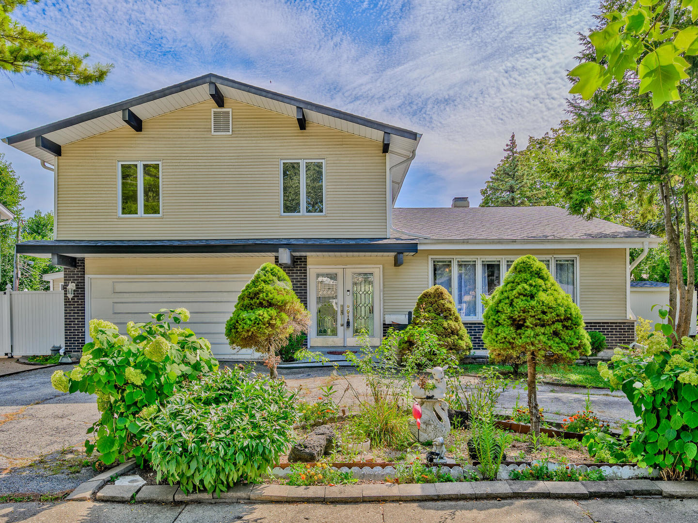 Mount Prospect, Illinois 60056, United States, 4 Bedrooms Bedrooms, ,3 BathroomsBathrooms,Residential,Active,208817