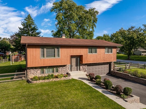 Photo of 588 Kohley Road, Lisle, IL 60532 (MLS # 12747551)