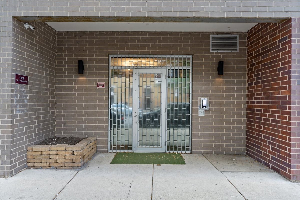 1850 W Division Street 3B