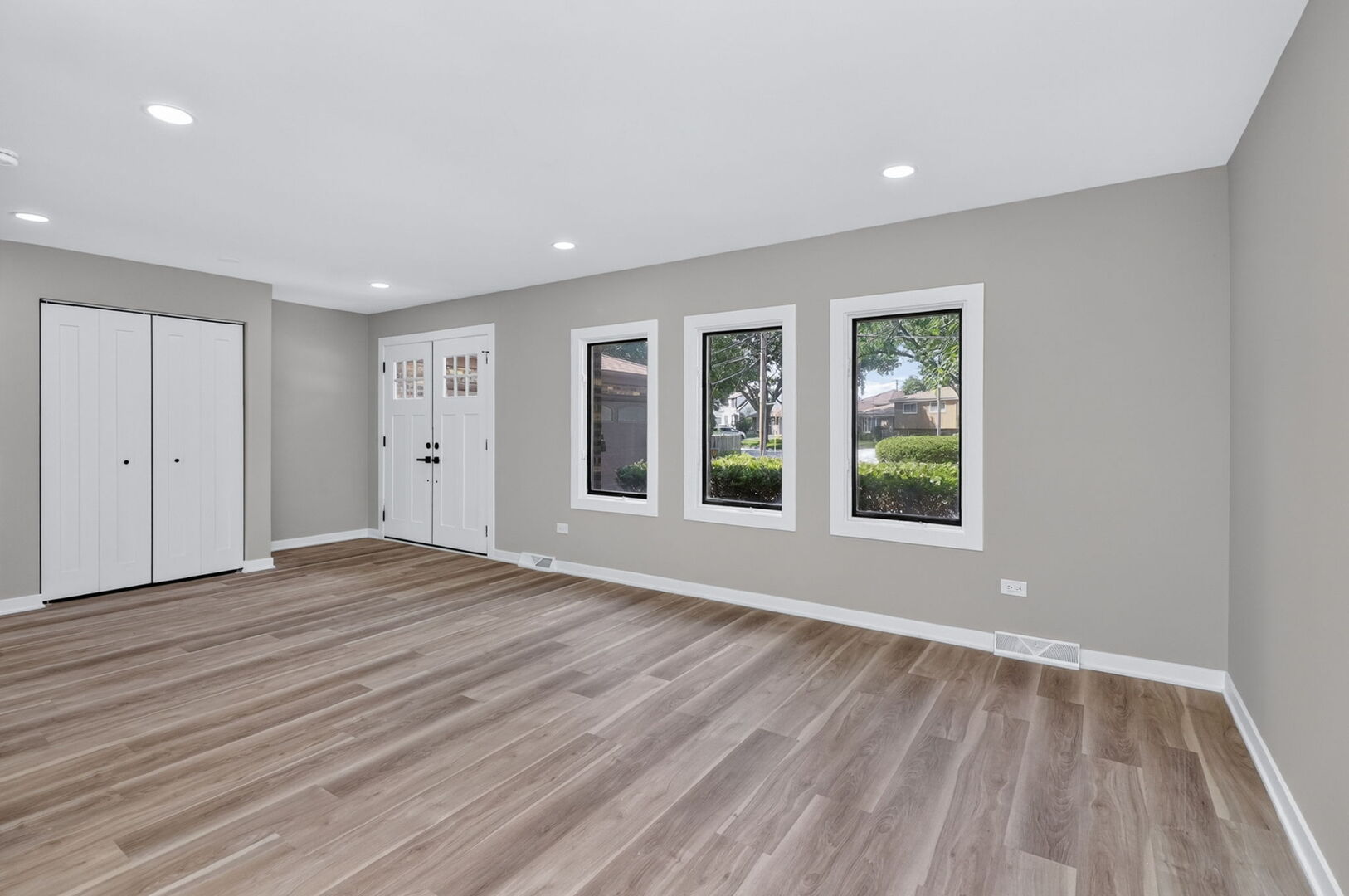 216 W Kimbell Avenue
